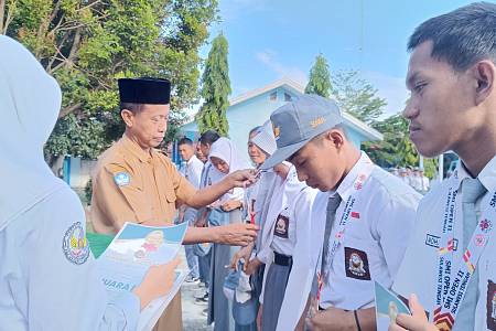 Penyerahan Medali Kepada Siswa Berprestasi pada Open Turnamen SMI CUP 3 Se -Sulteng Tahun 2024