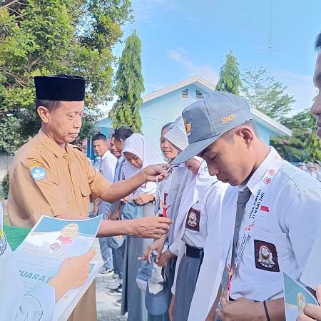 Penyerahan Medali Kepada Siswa Berprestasi pada Open Turnamen SMI CUP 3 Se -Sulteng Tahun 2024